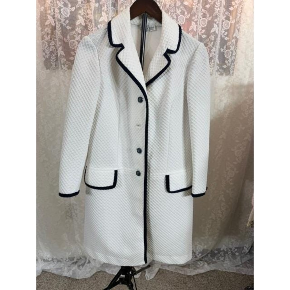 Vintage (1968-1973) Butte Knit White Textured Coat Navy Blue Trim Mid Length